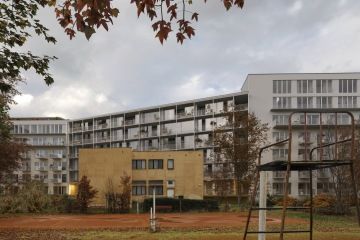 Nájemní dům Boettingerova - moderní nájemní dům v Plzni s charakteristickým podélným tvarem, zdviženým přízemím a uměleckým motivem baletky na boční fasádě.