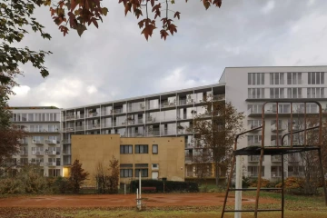 Nájemní dům Boettingerova, Plzeň - Moderní nájemní dům v Plzni s charakteristickým podélným tvarem, zdviženým přízemím a uměleckým motivem baletky na boční fasádě.